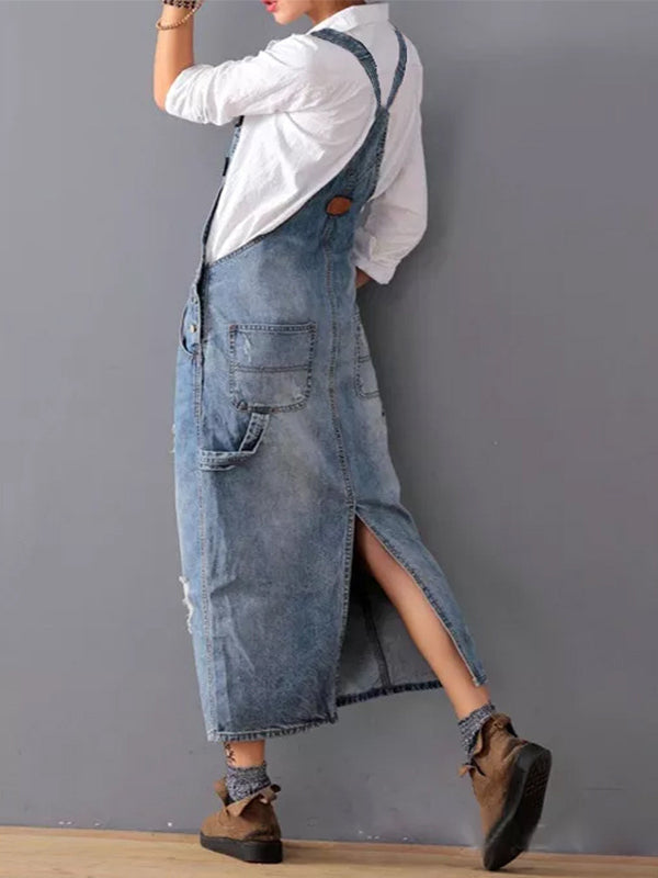 Lichtblauwe denim zomerjurk met dungaree design, ideaal voor een casual vintage look. Met modieuze rugsplit.