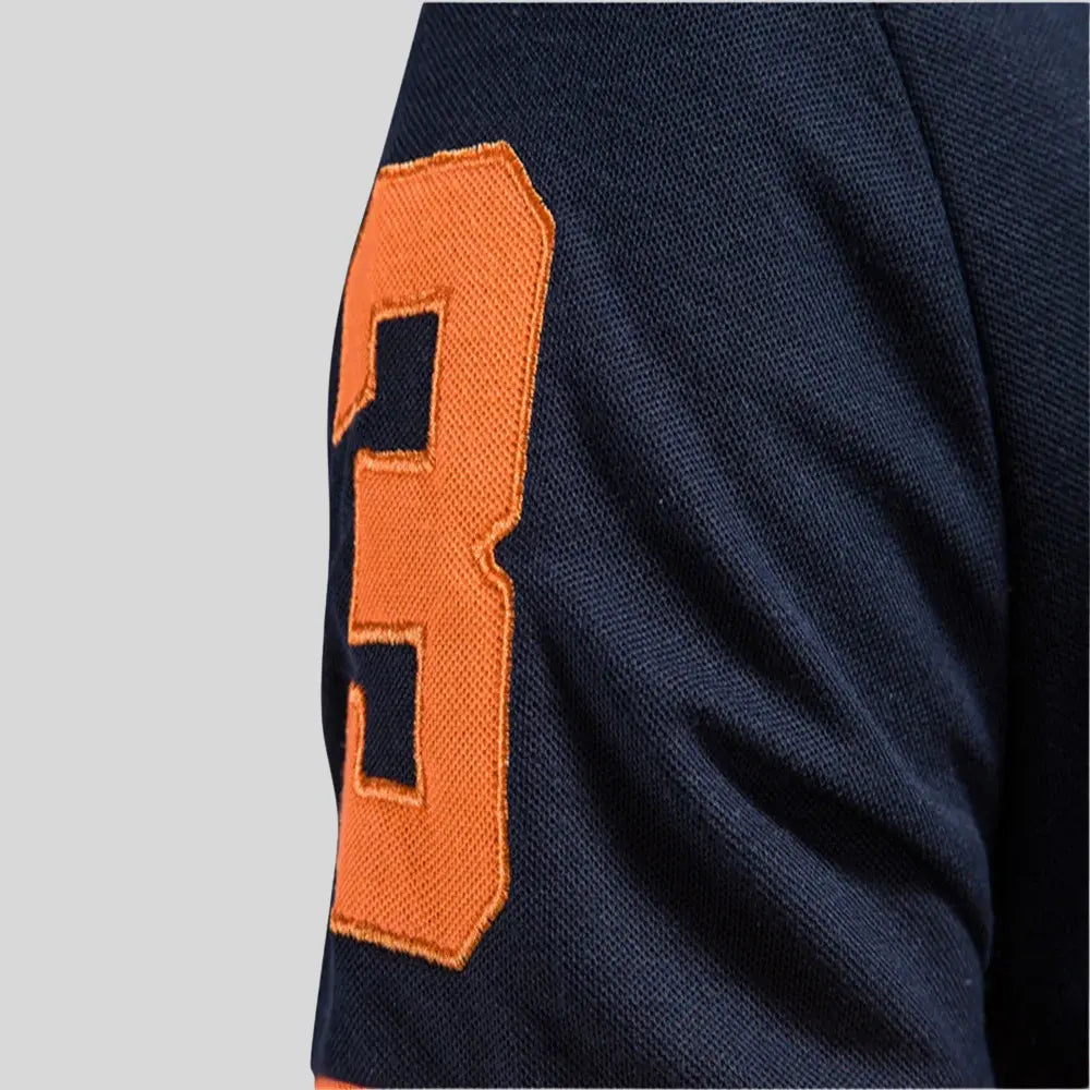Detail van moderne heren slim fit polo met korte mouwen, toont de hoogwaardige stof en afwerking.
