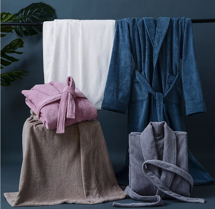 Heren badjas van extra lang fleece, met ruime mouwen voor onbeperkte bewegingsvrijheid.