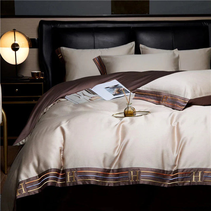 Vierdelige satijnen beddengoedset: dekbedovertrek, hoeslaken en kussenslopen voor luxe slaapkamer.