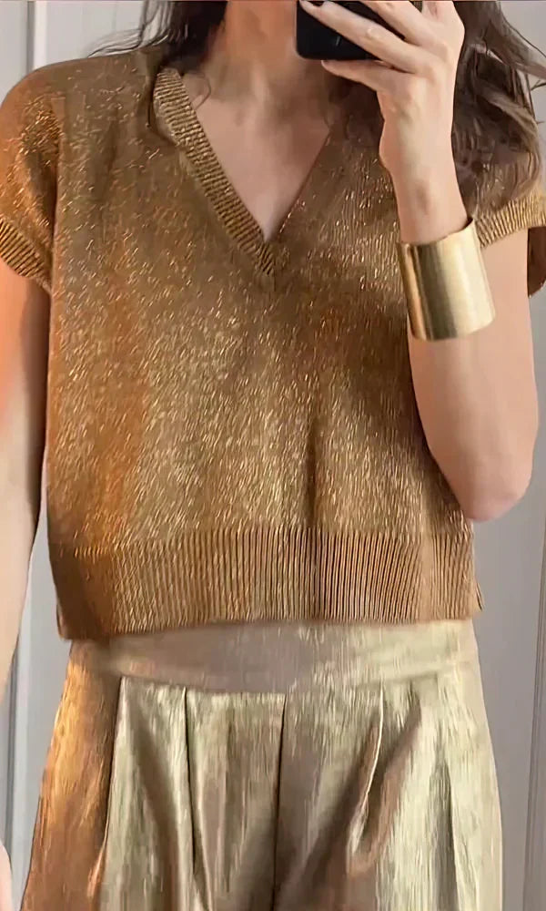 Comfortabele gouden satijnen tweedelige set voor dames. Perfect voor zowel vrije tijd als een feestelijke gelegenheid.