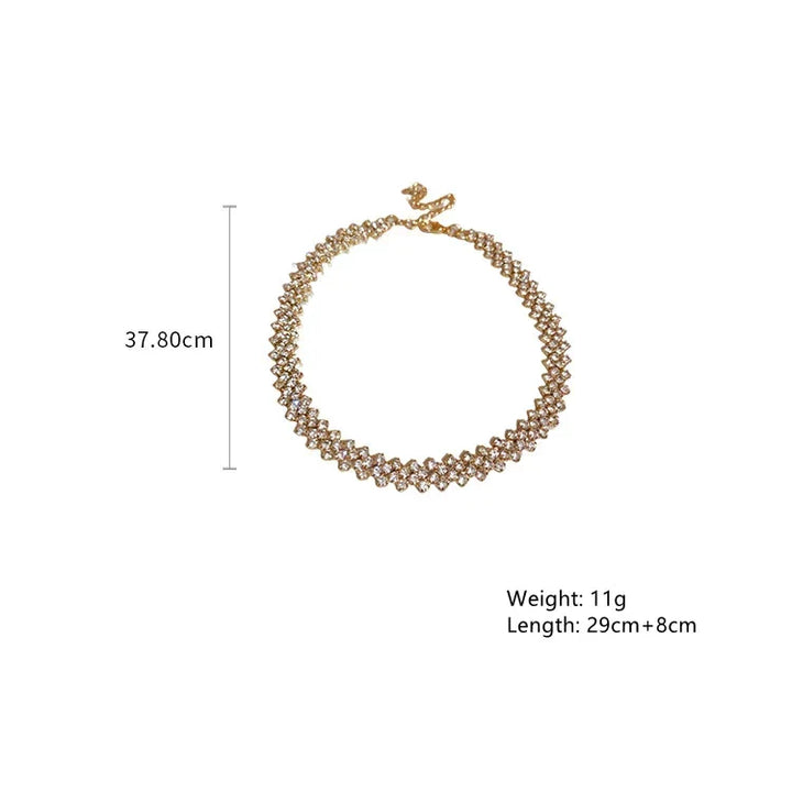 Sprankelende dames choker ketting, gouden sieraad met schitterende steentjes. Een elegant accessoire voor elke vrouw.