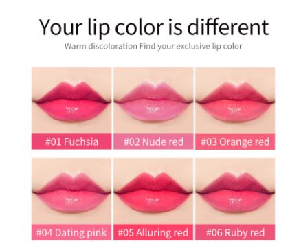 Vrouw brengt transparante aloë vera lippenstift aan, creëert een gepersonaliseerde roze lipkleur.
