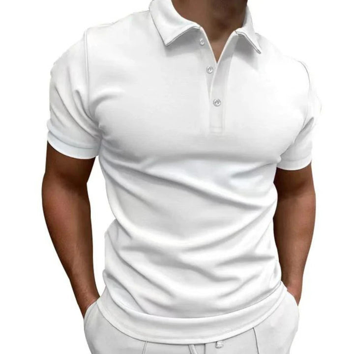 Detail van de ademende anti-pilling stof van een heren slim fit polo. Stijlvol en duurzaam voor elke moderne man.