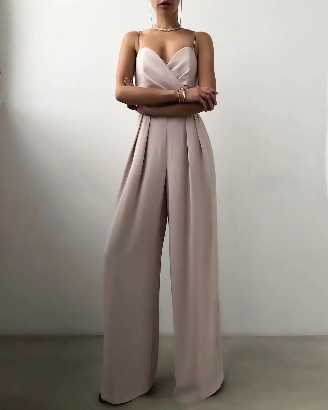 Chique zwarte dames jumpsuit met hoge taille en wijde pijpen, mouwloos voor een stijlvolle uitstraling.