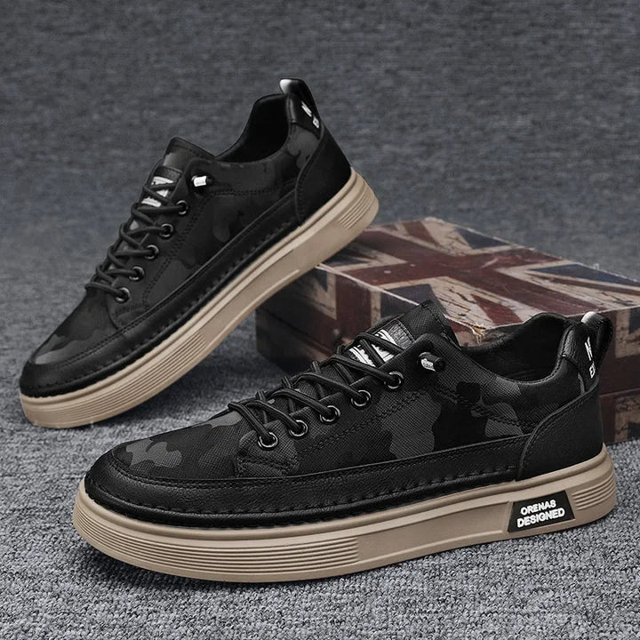 Zijaanzicht van de comfortabele Hoymans heren sneakers, toont het moderne en gestroomlijnde ontwerp.