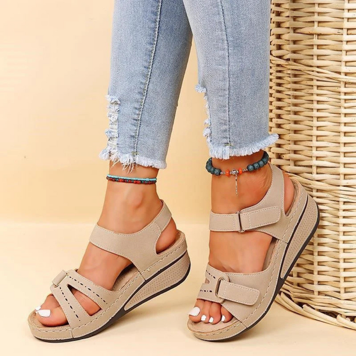 Comfortabele sleehakken voor dames, met praktische klittenbandsluiting voor een perfecte pasvorm.