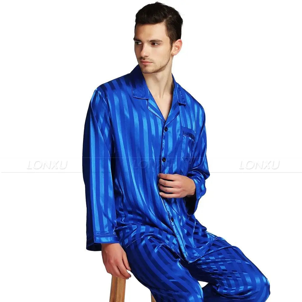 Gestreepte zijden pyjama voor heren, perfect als comfortabel huispak en elegante nachtkleding.