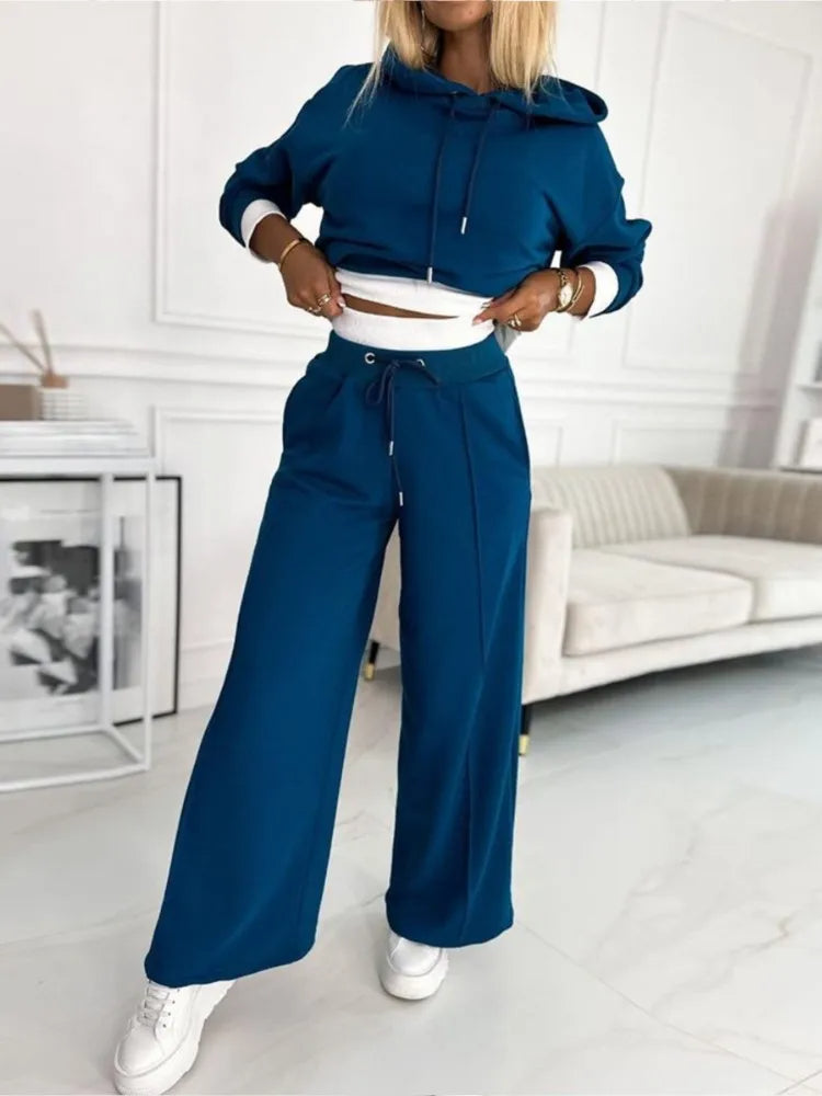 Dames draagt comfortabele tweedelige jogging lounge set; perfecte casual outfit voor vrije tijd.
