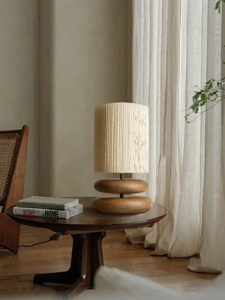Sfeervolle Japandi tafellamp van keramiek en linnen, perfect voor rustiek woonkamer interieur.