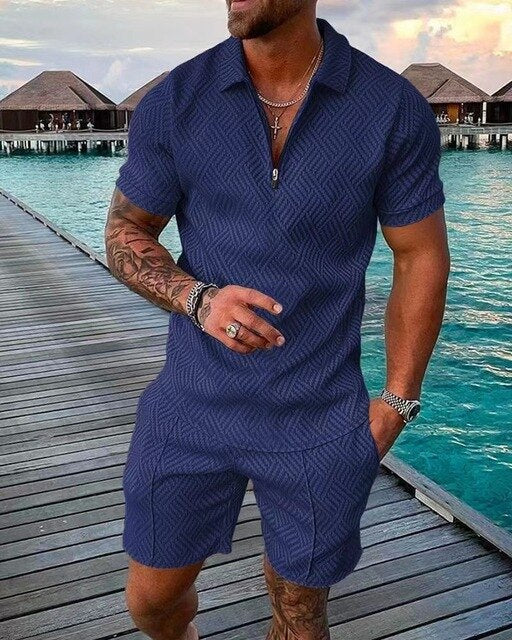 Man in trendy heren zomerset: modieuze polo en korte broek, ideaal voor casual zomerse dagen of vakantie.