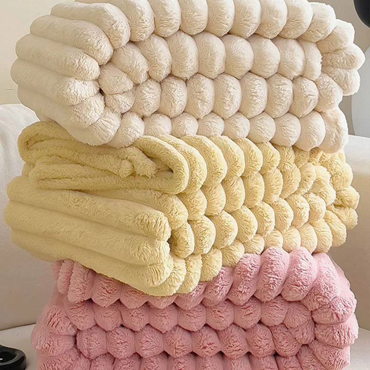 Roze CozyWrap plaid deken van luxe pluche, perfect voor een gezellige en warme avond.