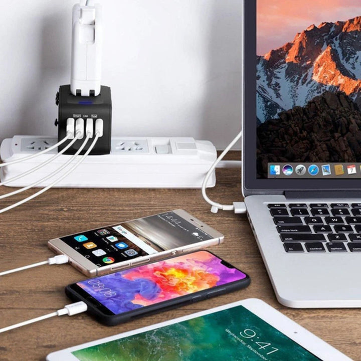 Compacte wereldstekker met USB-C, perfect formaat voor handbagage en reizen naar Europa, Amerika, UK, Australië.