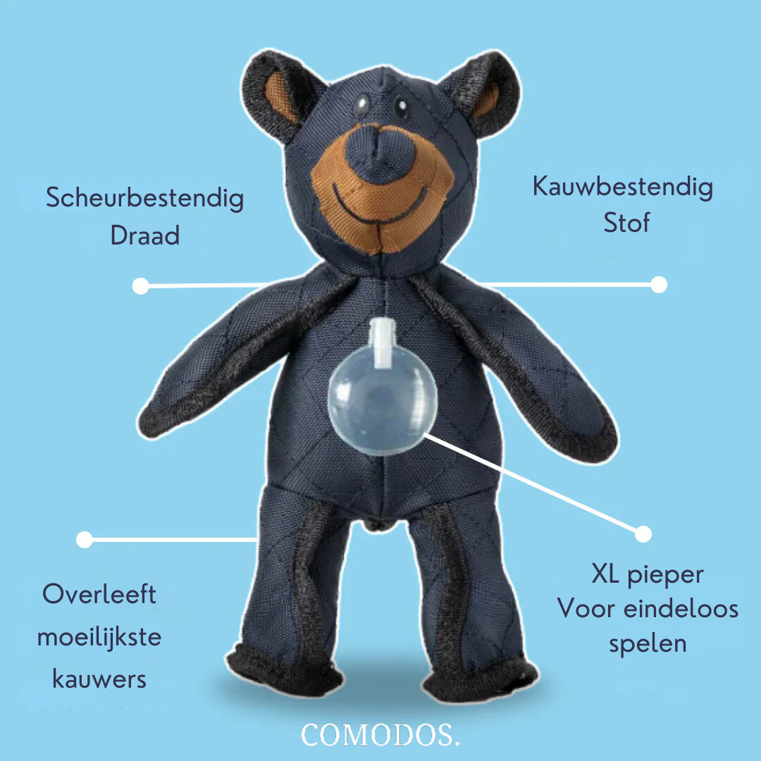 Vrolijke hond speelt met robuust, duurzaam kauwspeelgoed; ideaal voor sterke kaken en uren plezier.