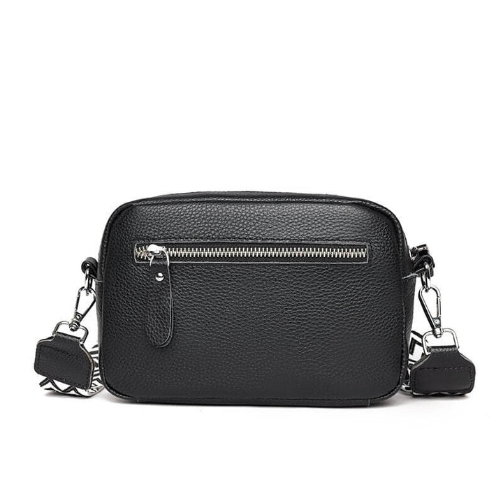 Zwarte luxe leren schoudertas voor dames, compact formaat, stijlvol en elegant accessoire.