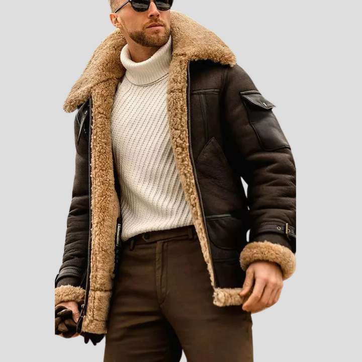 Koffiekleurig imitatieleer heren bikerjack. Comfortabel en stijlvol, een veelzijdig casual jack voor heren.