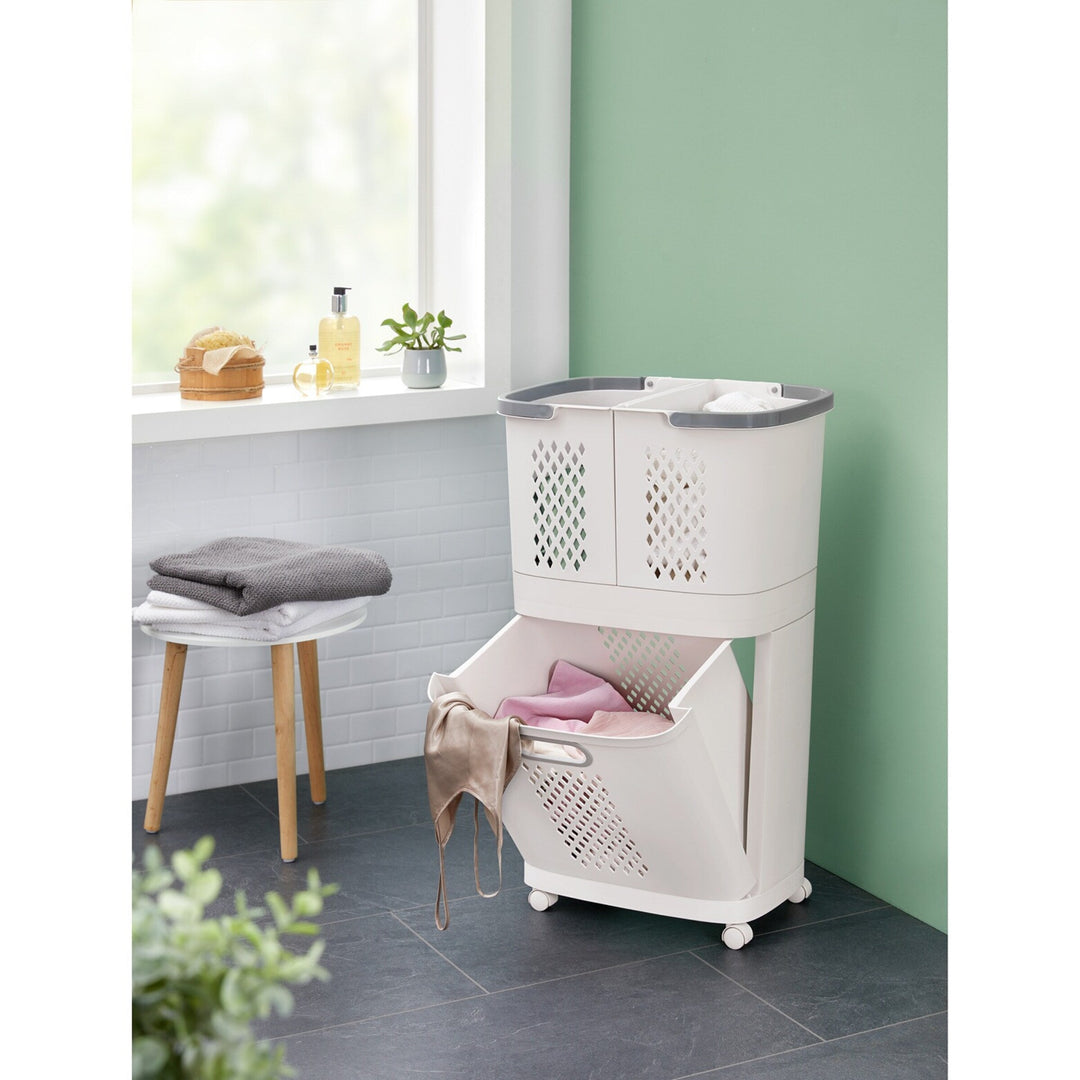 Moderne 3-vaks was sorteerder op wielen. Praktische wasmand voor gescheiden wasgoed, verbetert organisatie.
