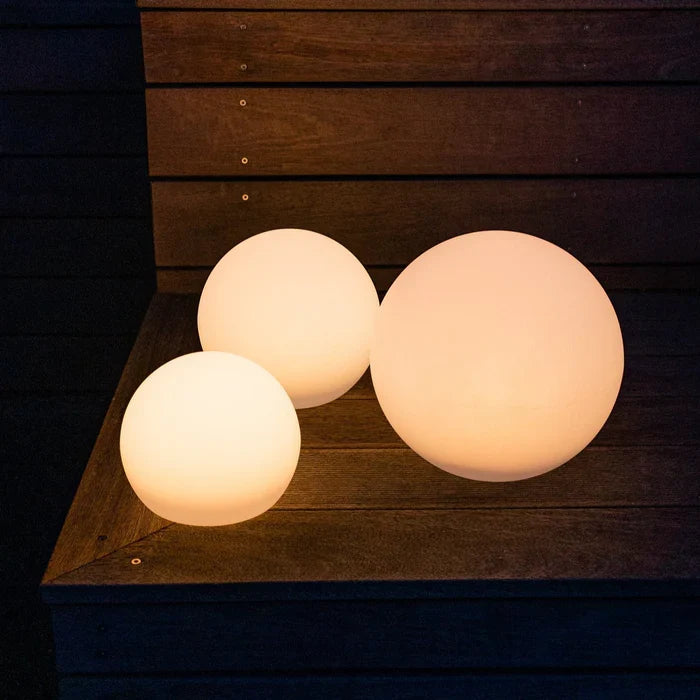 GlowSphere bolvormige LED verlichting, draadloos en energiezuinig, perfect voor buitengebruik.