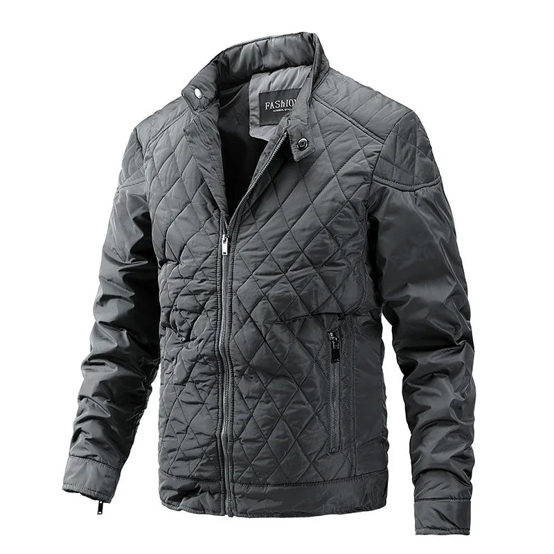 Modieuze gewatteerde heren winterjas met een elegante uitstraling, geschikt voor diverse gelegenheden.