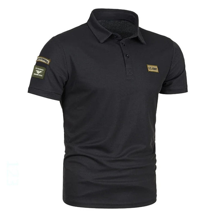 Man draagt een modieuze heren plus size polo met korte mouw, comfortabel voor elke zomerse casual outfit.