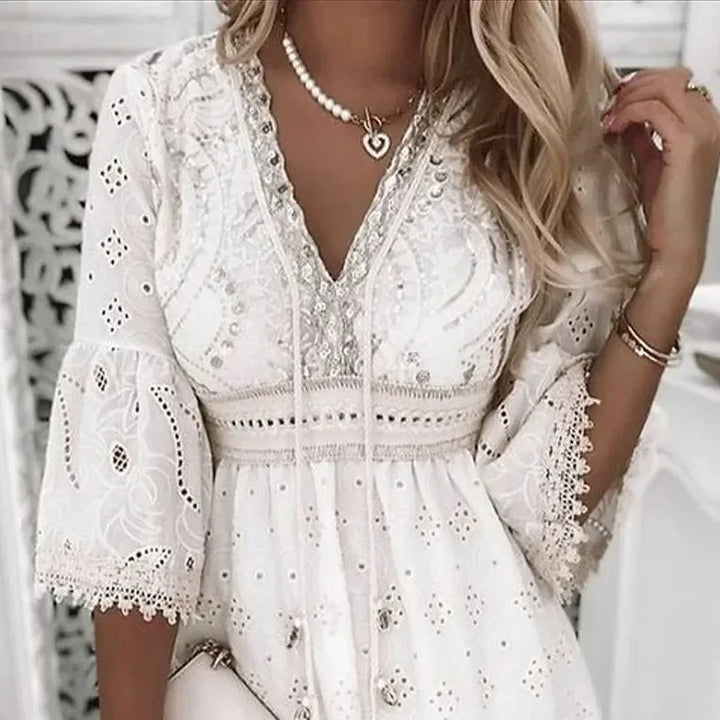 Nieuwe collectie: luchtige geborduurde damesjurk met flare mouwen, perfect voor de zomer.