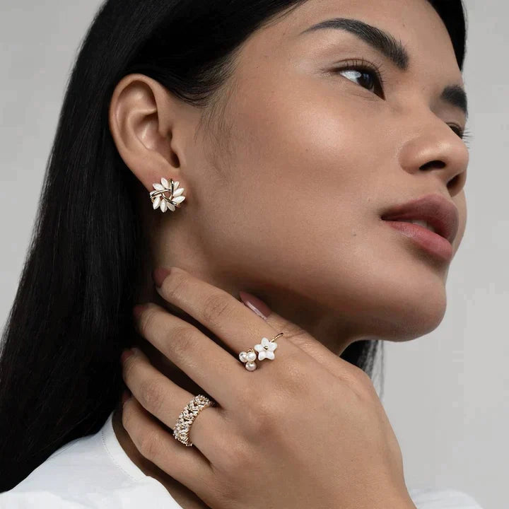 Luxe cadeau voor haar: elegante dames opaalbloem oorknopjes. Vergulde oorbellen met schitterende opaal.