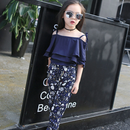 Schattige meisjes marine zomeroutfit set. Trendy kinderkleding voor comfortabele en stijlvolle zomerdagen.