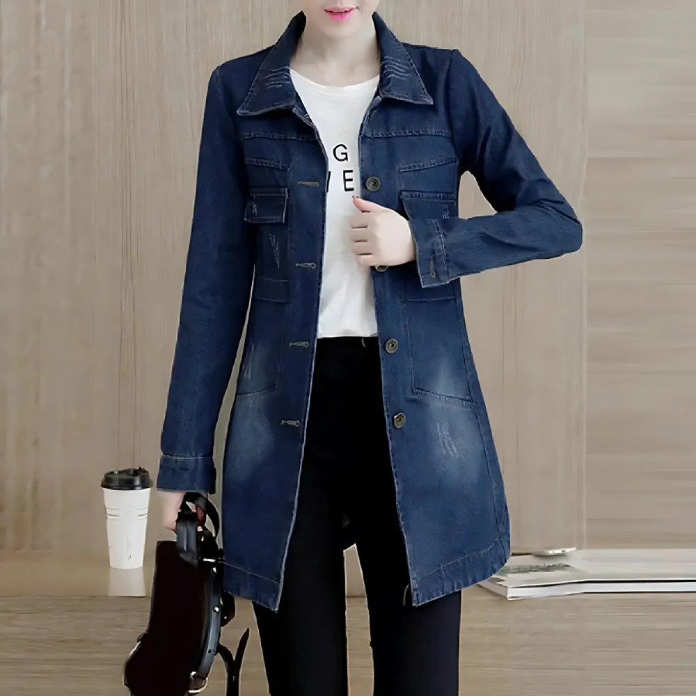 Casual lange damesjas van blauw denim, spijkerjas met unieke borduurdetails, ideaal als herfstjas.