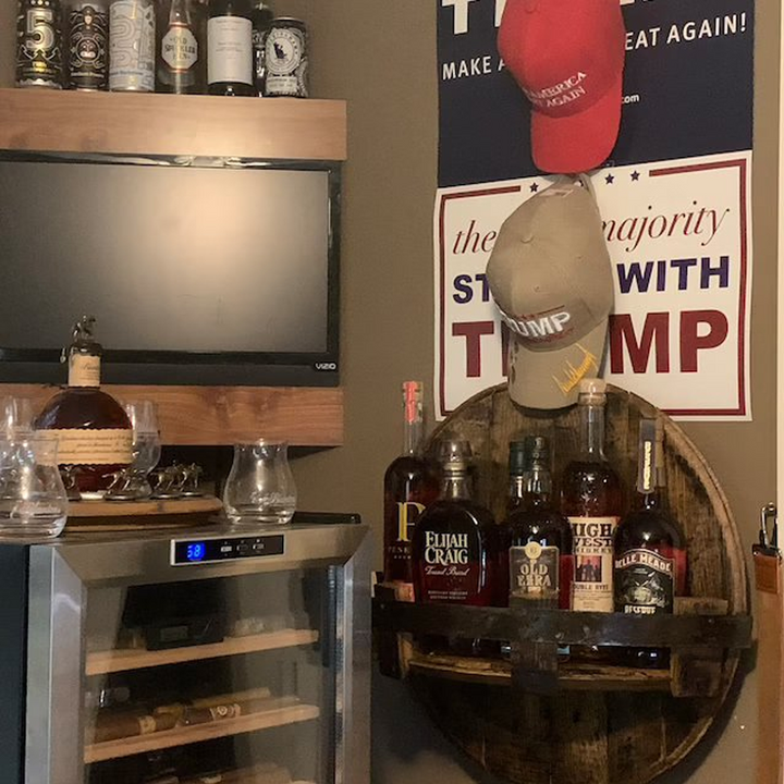 Gedetailleerd eikenhouten whiskey vatrek, toont de unieke textuur van een authentiek bourbonvat.