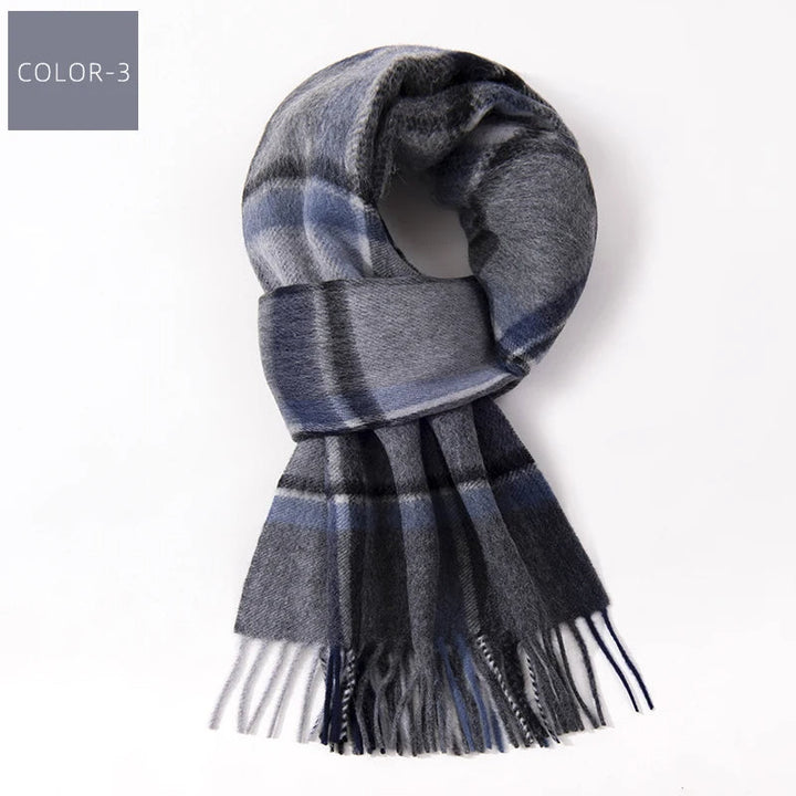 Geruite wollen herensjaal, ideaal voor koude winterdagen. Stijlvol en warm accessoire dat elke man flatteert.
