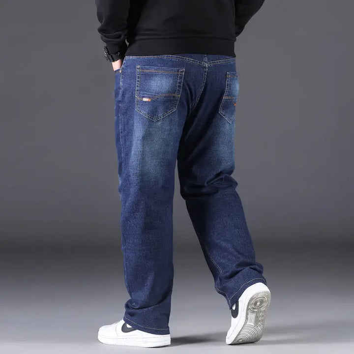 Plus size spijkerbroek voor mannen, duurzame denim met comfortabele loose fit en moderne look.