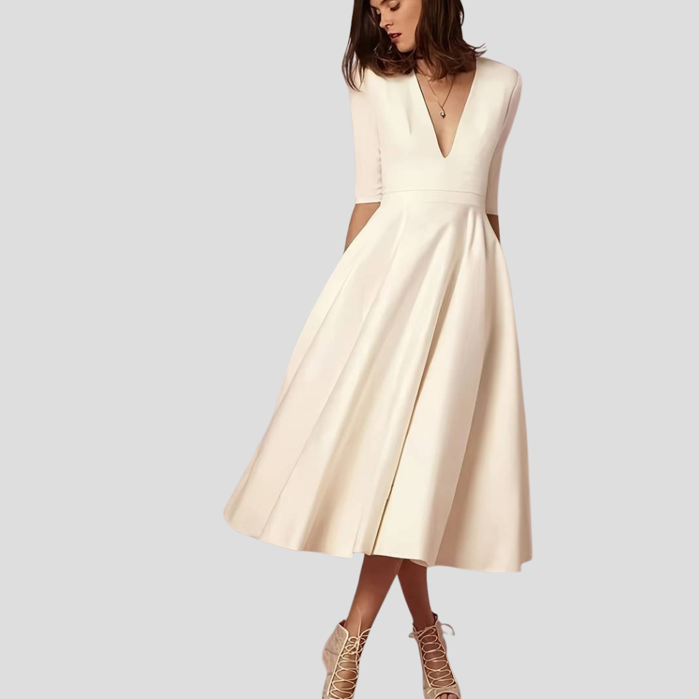 Elegante witte dames maxi zomerjurk met V-hals en handige zakken, perfect voor een stijlvolle zomerse dag.