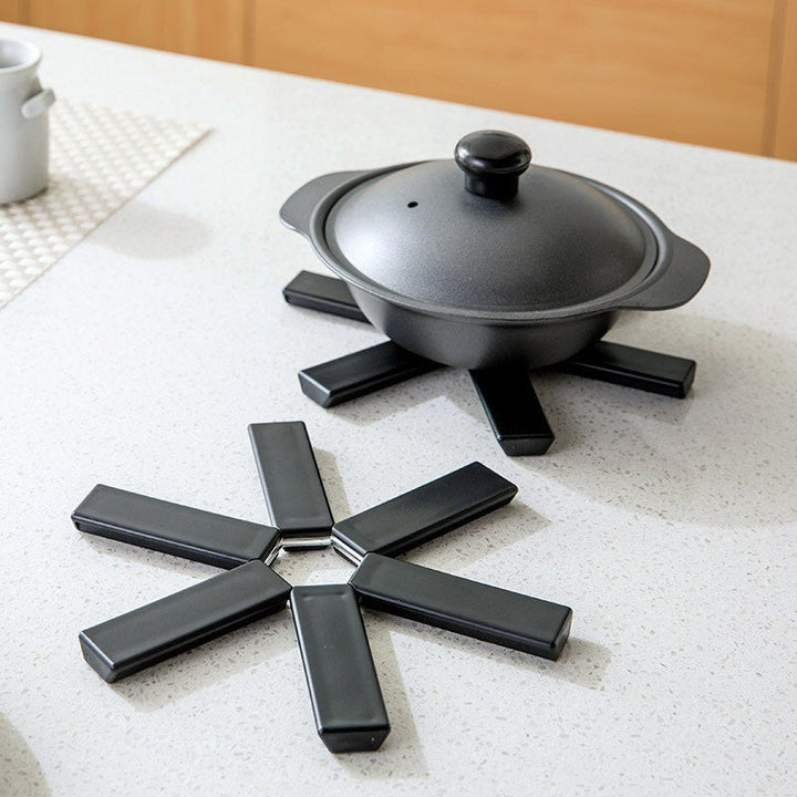 Set van 3 zwarte hittebestendige placemats. Ideaal voor het beschermen van keukentafel tegen vlekken en hitte.