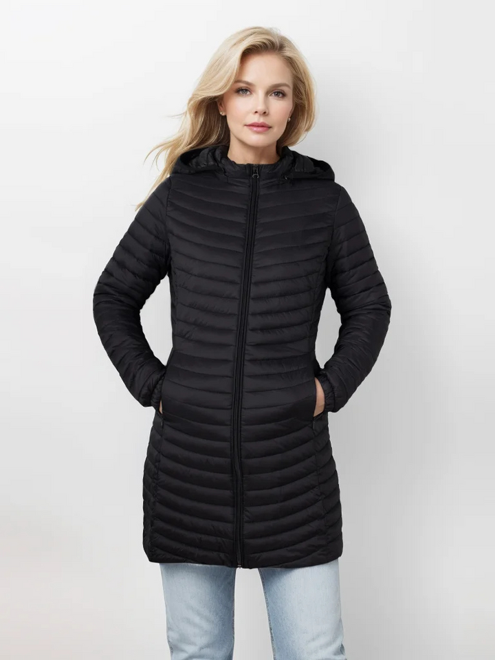 Lichtgewicht dames donsjas met hoge kraag in elegante pasvorm, perfect voor de winter.