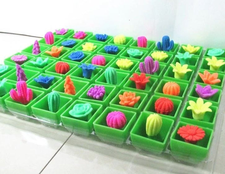 Alle onderdelen van de unisex groeiende planten speelgoed set, inclusief potjes en 'zaden'. Educatief en veilig.