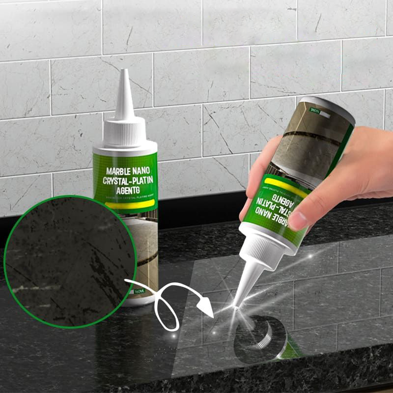 Persoon brengt NanoShine steencoating aan op granieten vloer voor glans en vlekbestendige oppervlaktebescherming.