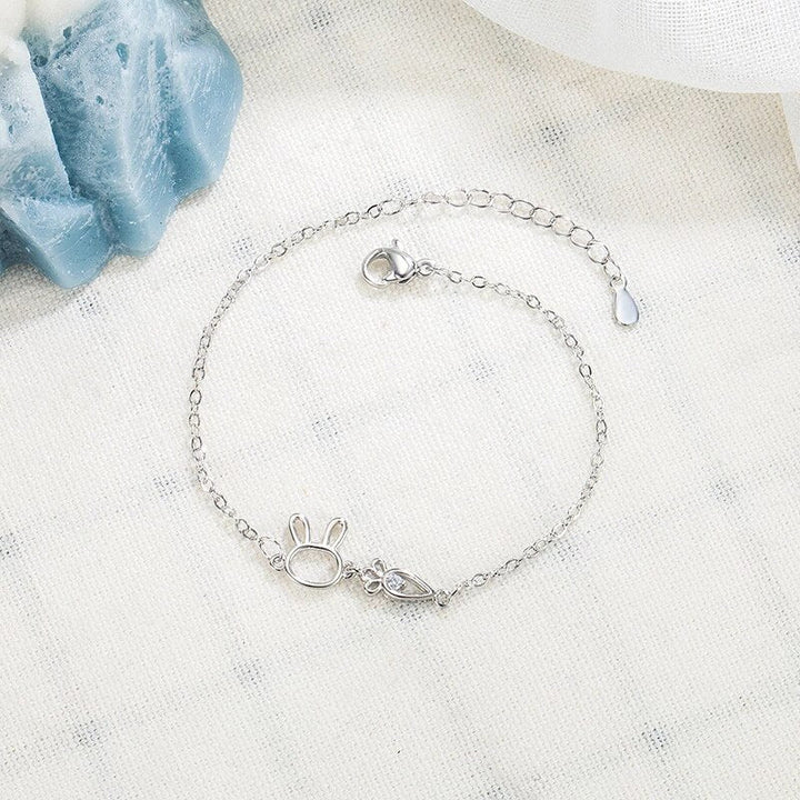 Verzilverde dames armband met minimalistische konijnhanger, een schattig juweel.