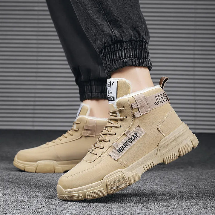 Gevoerde heren sneakers, ideaal als winterproof schoenen voor koude weersomstandigheden.