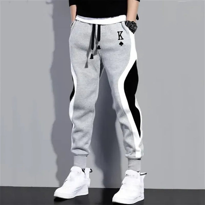 Casual zwarte/grijze herenbroek met modieuze Spade K print, veelzijdig voor dagelijks gebruik en streetwear.