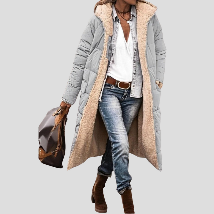 Warme lange dames winterjas met zachte teddy voering en capuchon, ideaal tegen de kou.