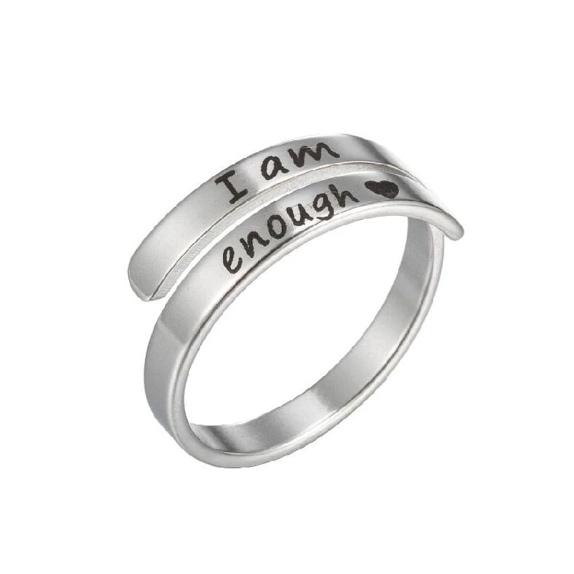 Elegante verzilverde 'I Am Enough' ring aan vinger, benadrukt schoonheid, kracht & zelfvertrouwen.