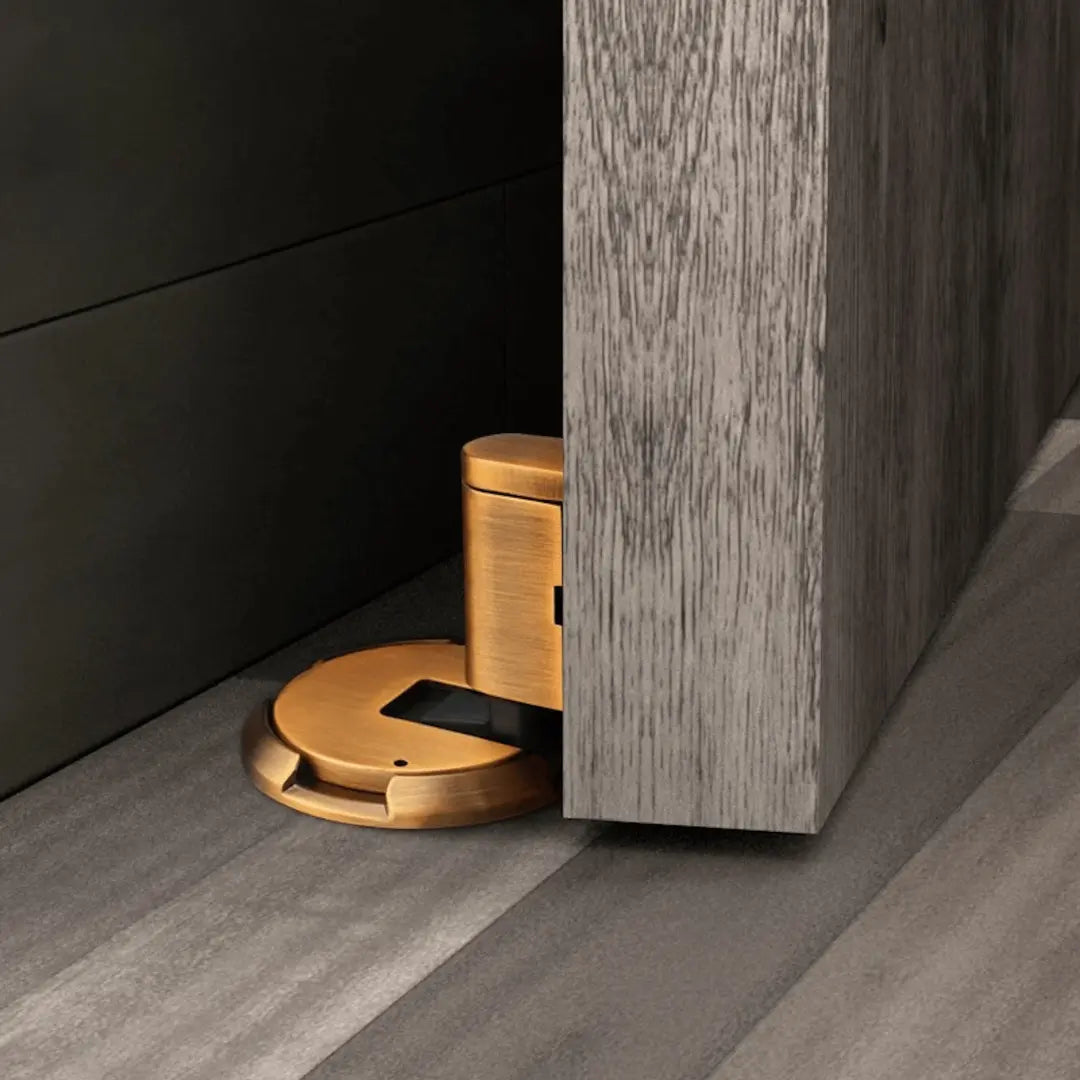 Zelfklevende magnetische deurstopper HoldMate. Eenvoudige, schadevrije installatie op elke vloer of muur, ideaal voor interieur.