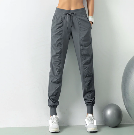 Trendy dames jogger voor dagelijks comfort of sportieve lente/zomer activiteiten. Veelzijdige broek.