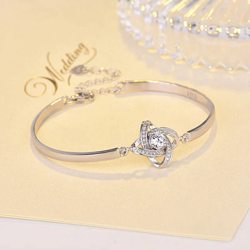 Verstelbare damesarmband met unieke liefdesknoop, elegant accessoire voor elke moderne vrouw.