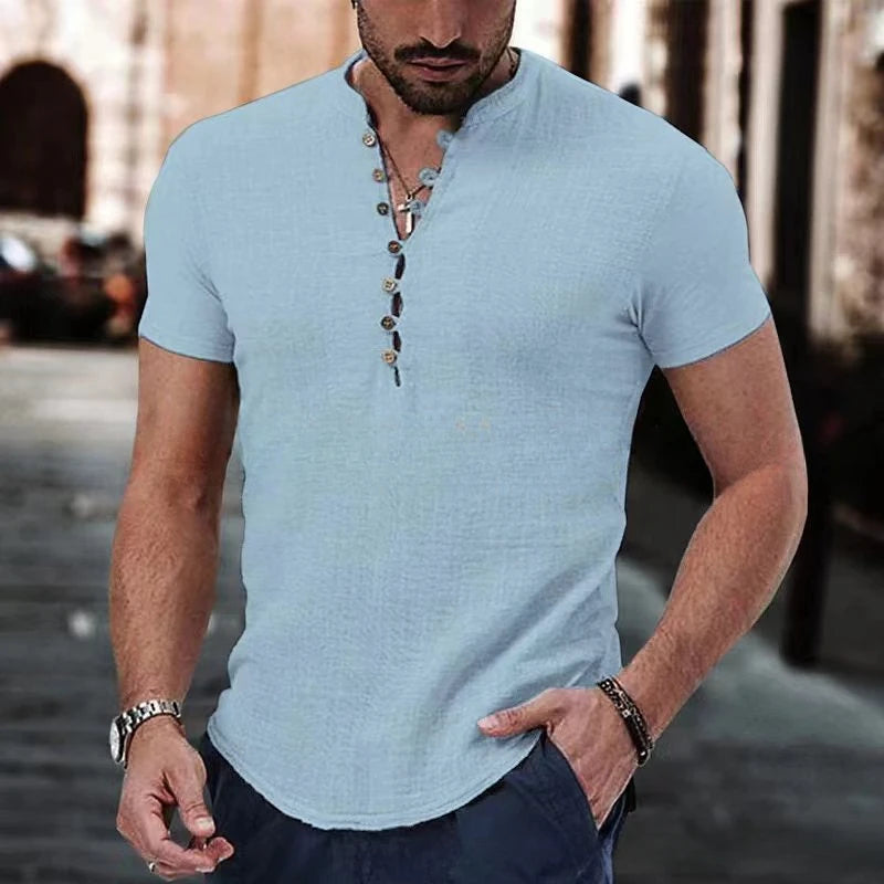 Casual heren T-shirt met trendy V-hals en knoopjes. Een comfortabele top, ideaal voor zomerse dagen en ontspannen herenmode.