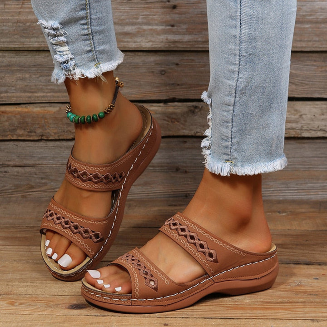 Een vrouw draagt stijlvolle dames zomer sandalen met dubbele riem, accent op comfortabele pasvorm en casual mode.
