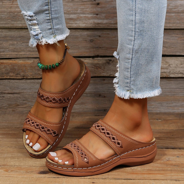 Een vrouw draagt stijlvolle dames zomer sandalen met dubbele riem, accent op comfortabele pasvorm en casual mode.