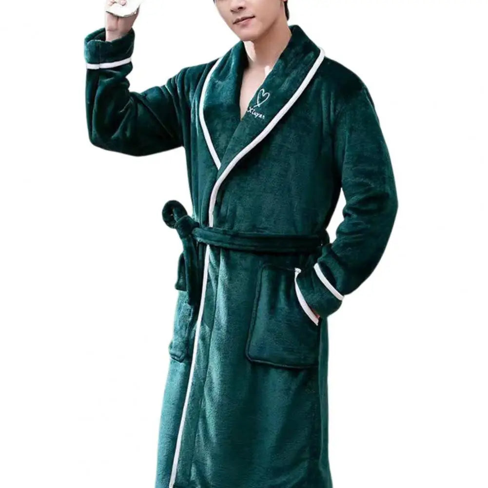 Man ontspant in comfy flanellen heren badjas, warm en zacht. Ideaal als winter badjas of nachtkleding.