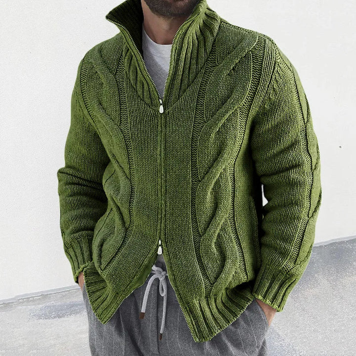 Warm herenvest met stevige hoge kraag en praktische ritssluiting, gebreid voor ultiem comfort.