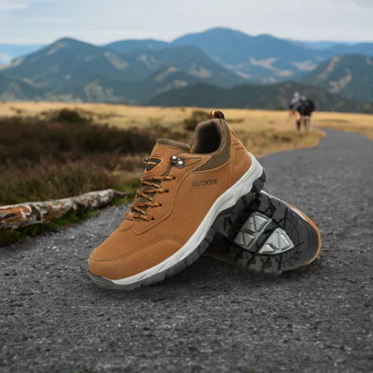 Robuuste outdoor wandelschoenen heren met superieure gripzool voor ruig terrein; orthopedisch design voor steun.